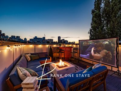 Rooftop Movie Theater | King Bed | Arcade | BBQ