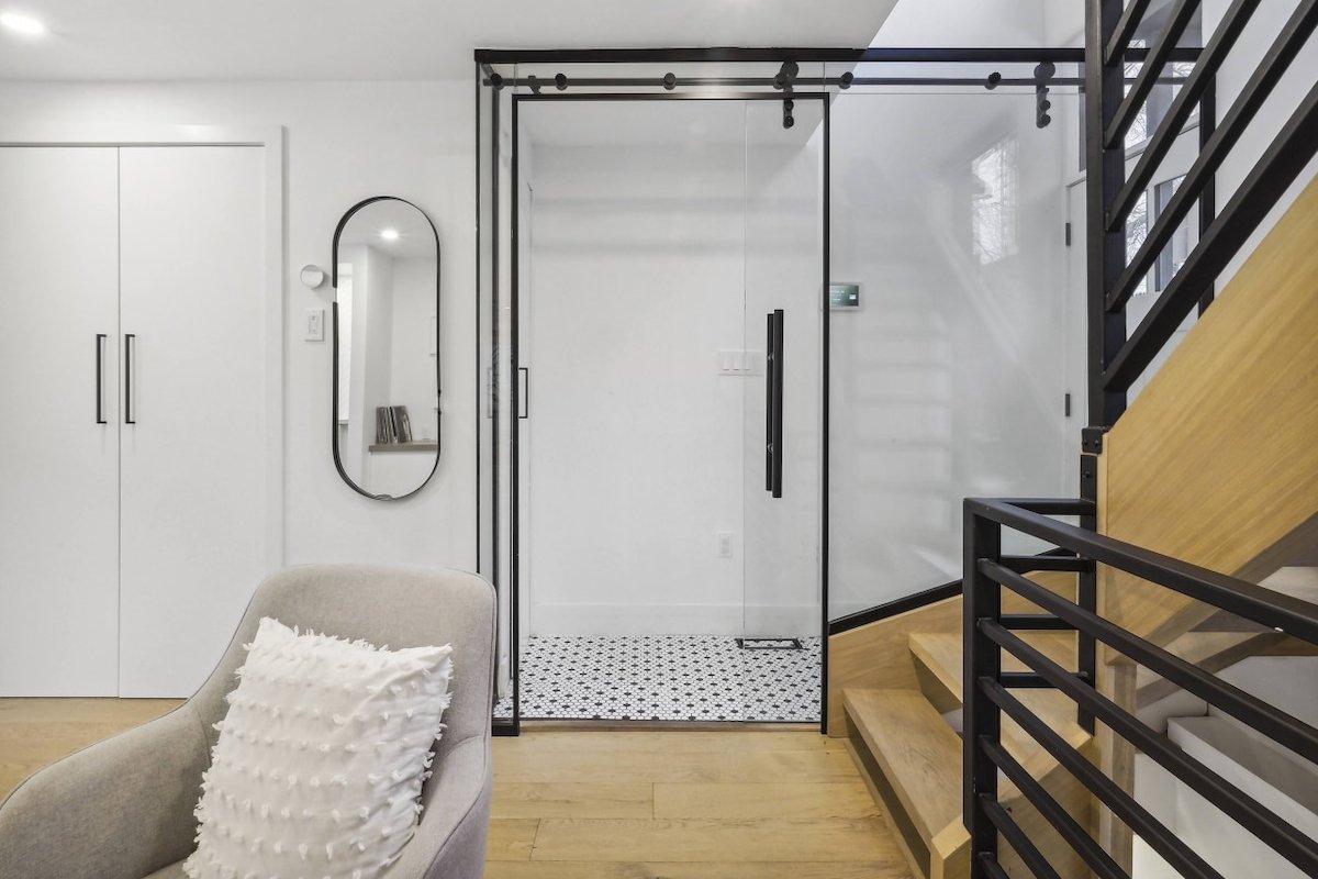 Modern Home in Distillery District gallery image 3