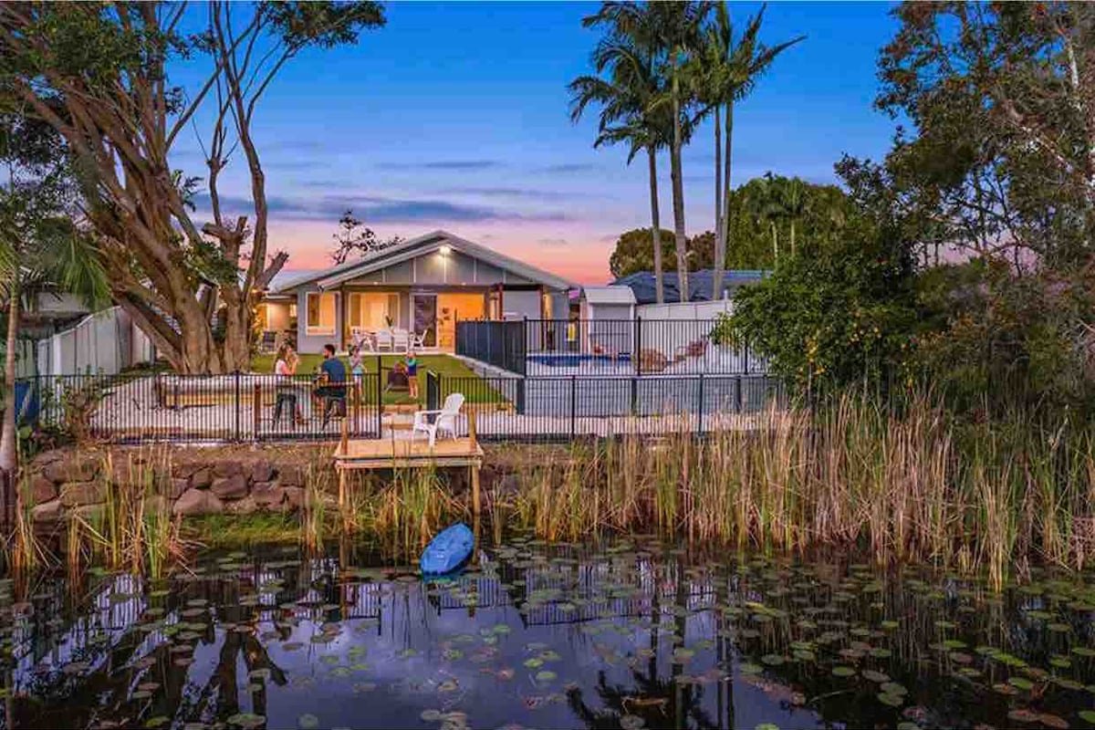 Beachside, waterfront home with a pool and SAUNA gallery image 3