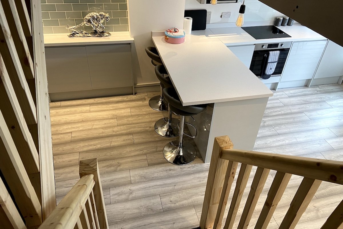 Large House 5 Bedrooms & 5 Bathrooms & Parking gallery image 5