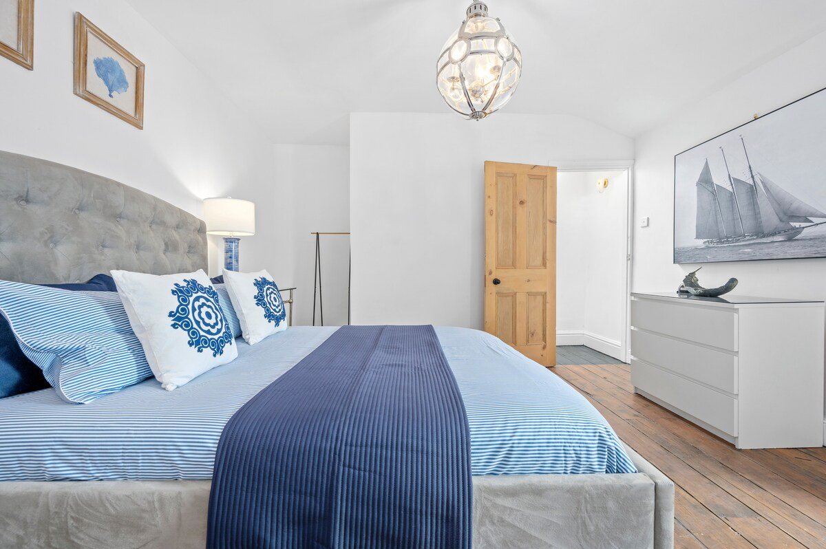 Large & Stylish Townhouse King Beds&free parking gallery image 5