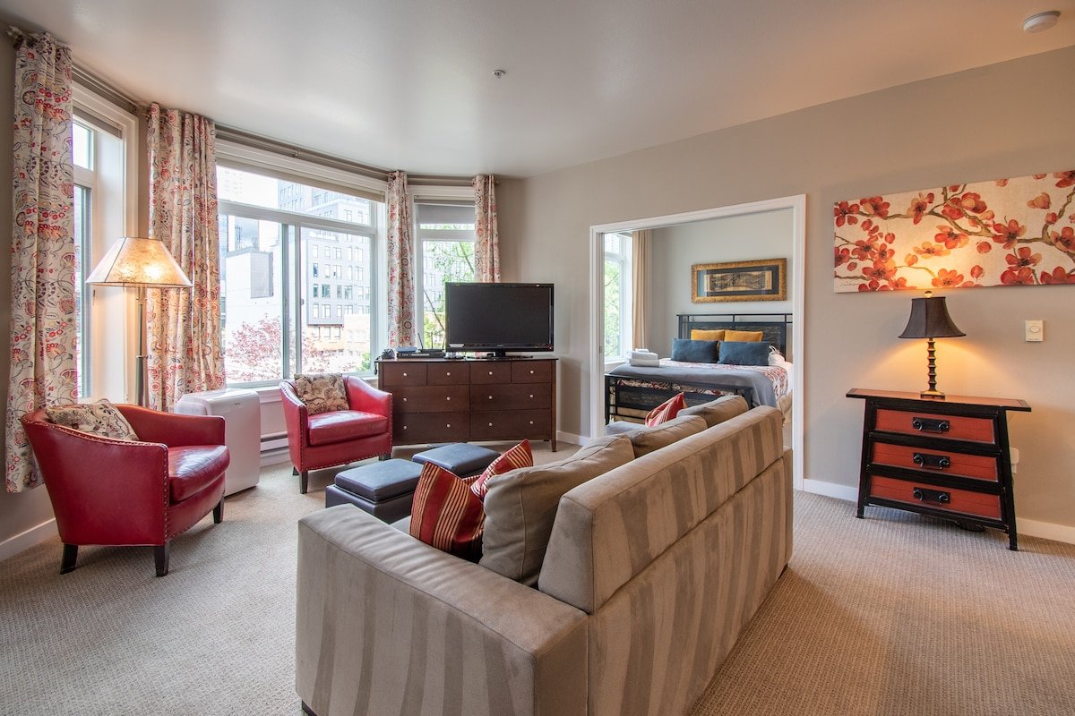 Stunning 2 Bedroom 2 Bath Home in Seattle!⁴ gallery image 4