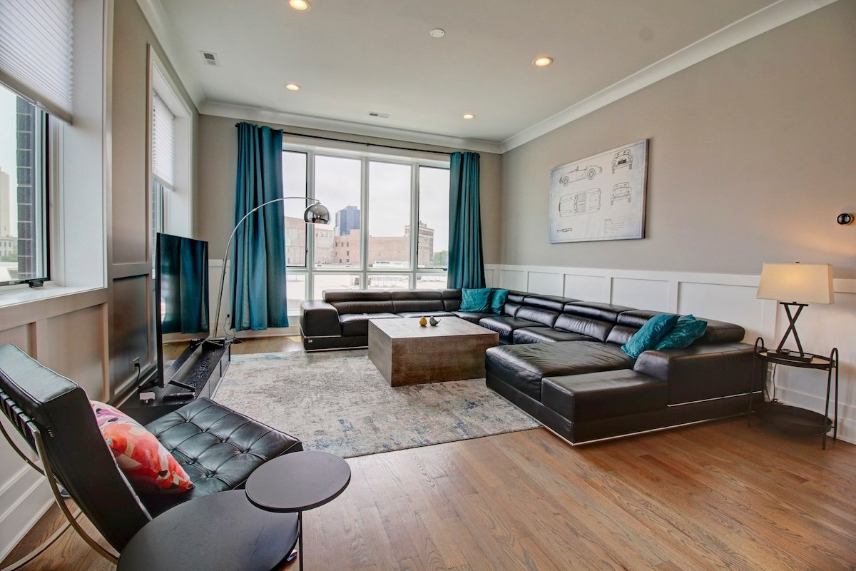 Luxury Penthouse w/ HOT TUB & Amazing Roof Deck gallery image 3