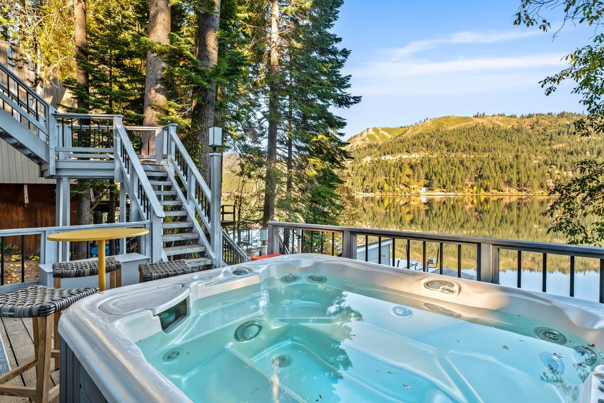 Luxury Lakefront 5 Br Home Hot Tub Arcade gallery image 4