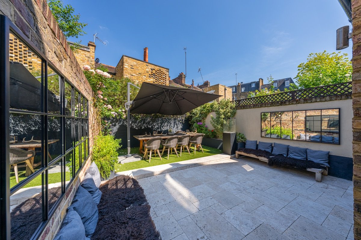 Charming Riverside Townhouse | Garden in Chiswick gallery image 3