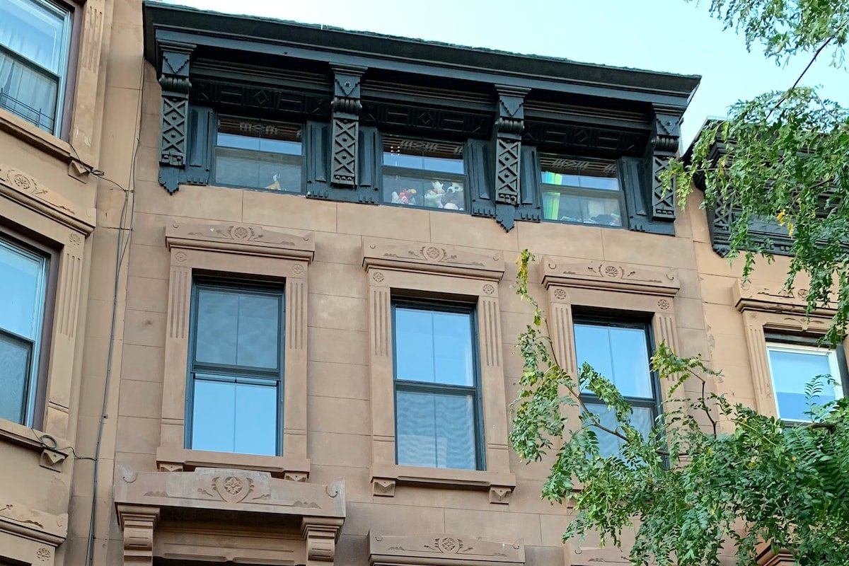 Gym-equipped Bklyn Triplex Brownstone Garden Oasis gallery image 4