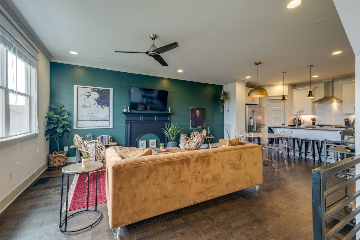 Skyline Stunner | Mins to DT, Hot Tub, Fire Pit! gallery image 2