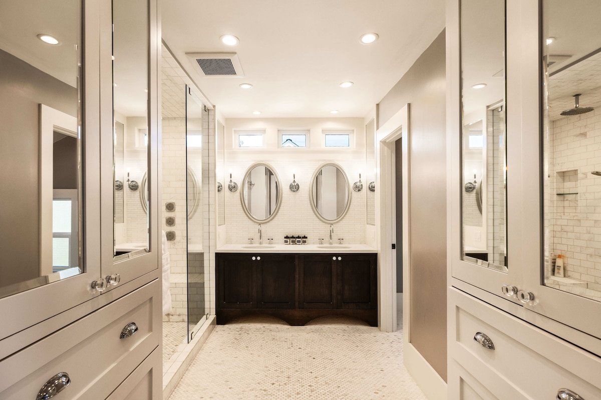 Leschi Retreat w/Breathtaking Water View,Sleeps 14 gallery image 5