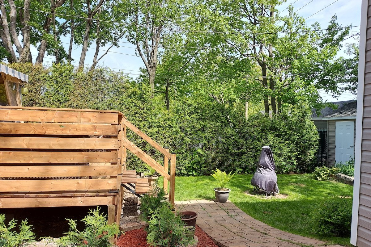 Cozy Retreat | Spacious Home with Hot Tub & Wine gallery image 5