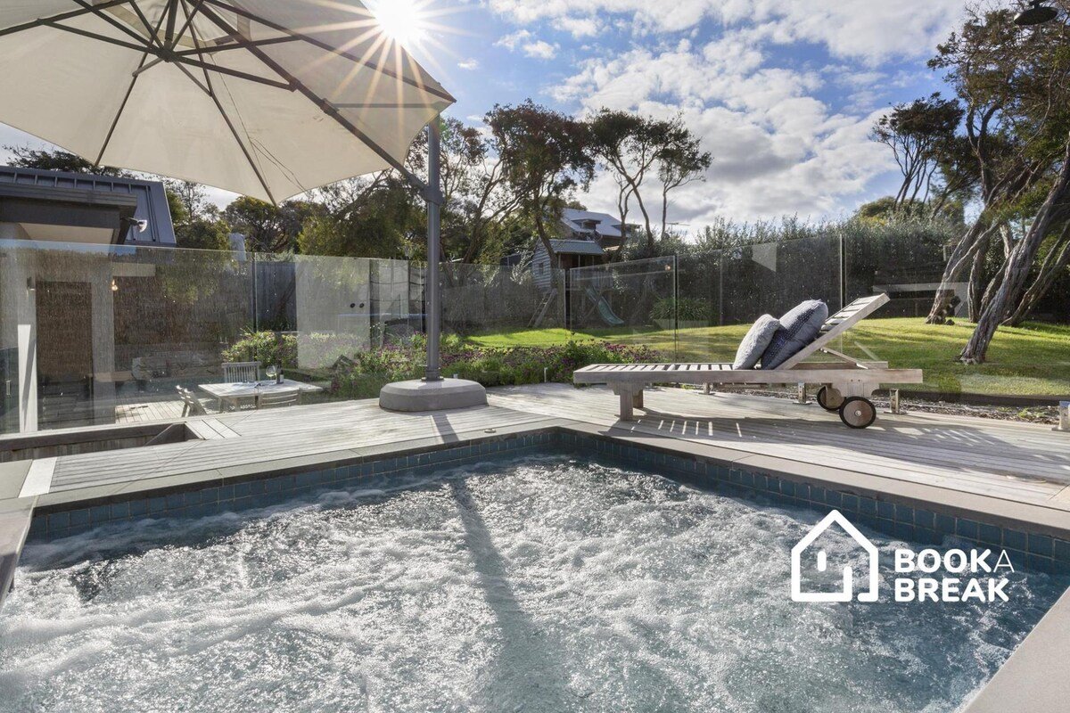 Cambridge Gardens – Luxury with Pool & Heated Spa gallery image 3