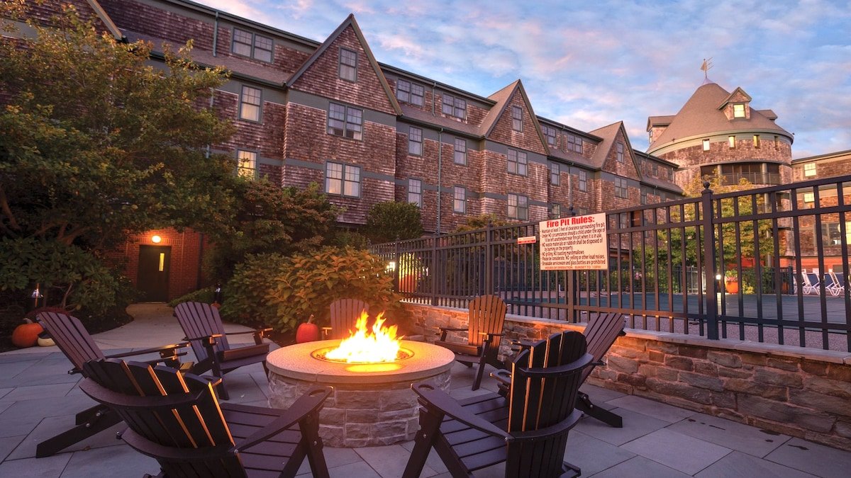 Gorgeous Condo w/ Indoor Pool in Downtown Newport gallery image 5