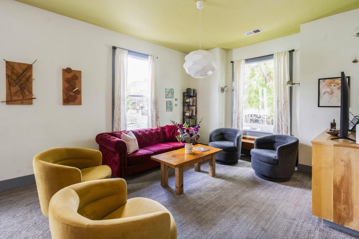 Ideally Located, Modern & Artistic Large House gallery image 2