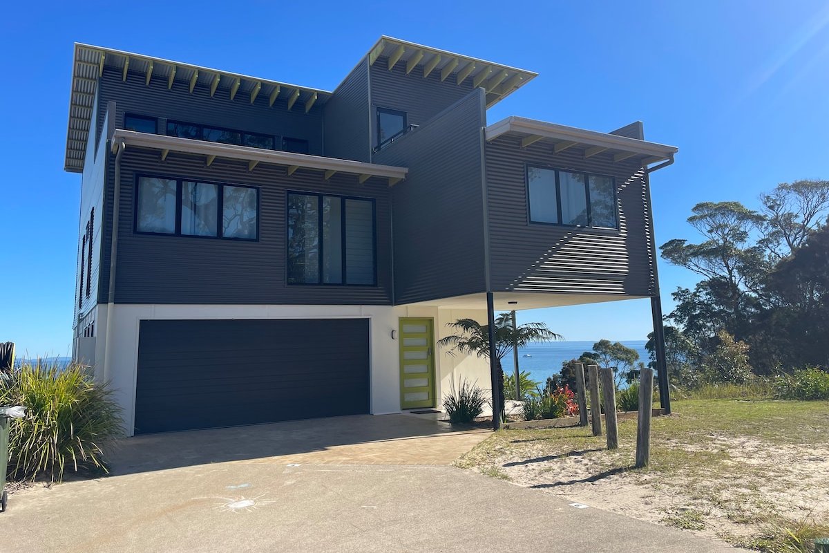 Bayview Breeze – Hilltop House with Amazing Views gallery image 3