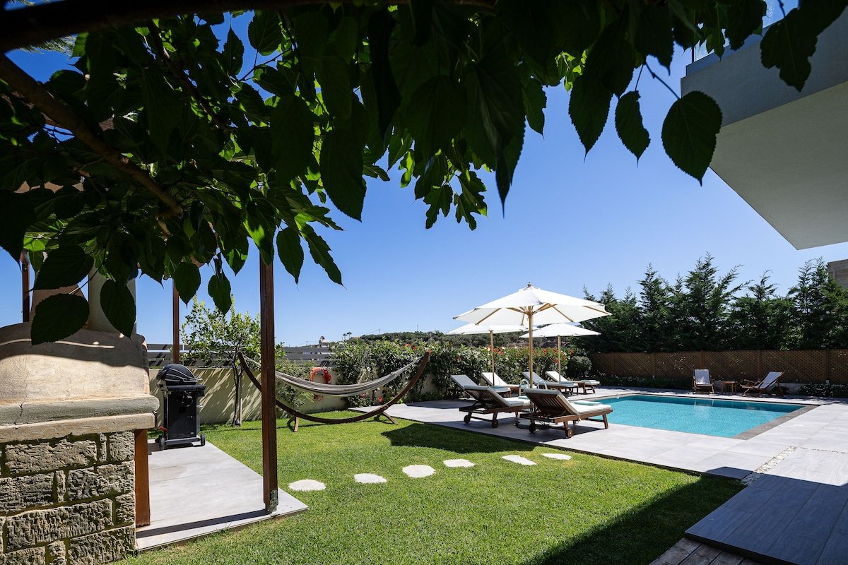 Perfect location, private pool, hot tub and gym! gallery image 4