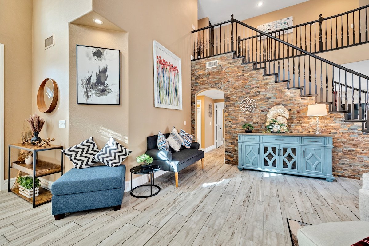 The Athena | 5 Bedrooms 4 Baths | 15 mins to Strip gallery image 4