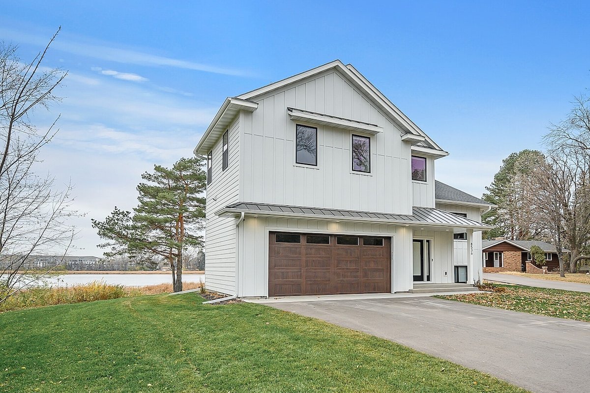 One-of-a-Kind Modern Farmhouse on Laddie Lake gallery image 5