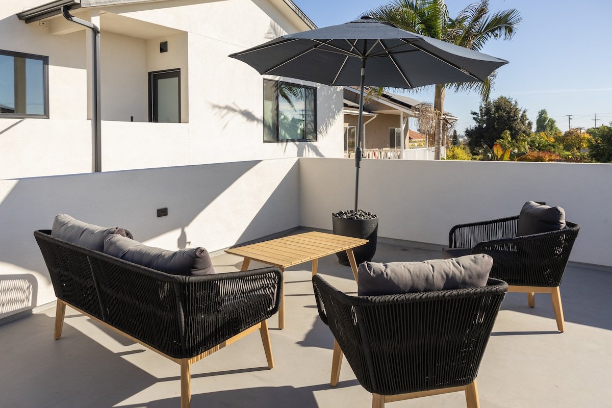 7br/5ba home with water view – 10 min to DT! gallery image 2