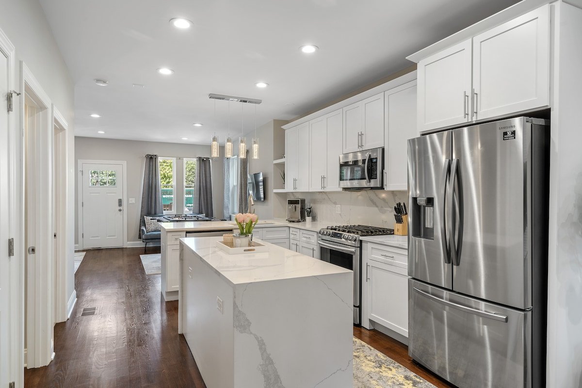 Gorgeous 5 BDR/ 4BA in Logan Square w/Parking! gallery image 3