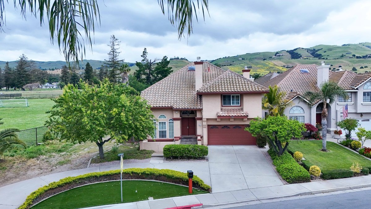 Large Modern Home in Evergreen gallery image 2