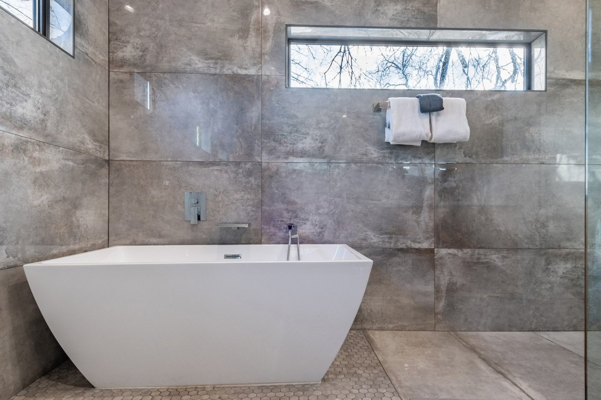 Downtown Designer Home w/Movie Room Near East 6th gallery image 3