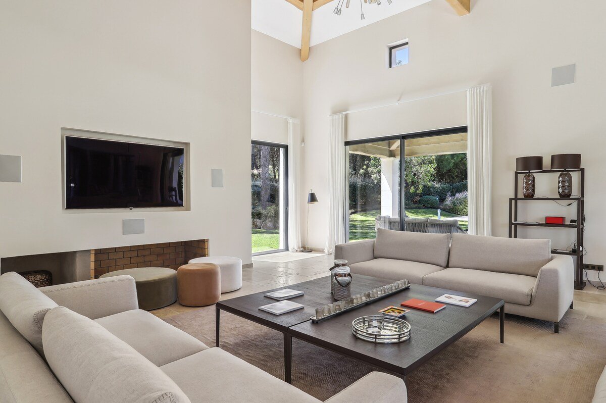 Pré des salins 7 suites 14 Pax Villa in St Tropez gallery image 4