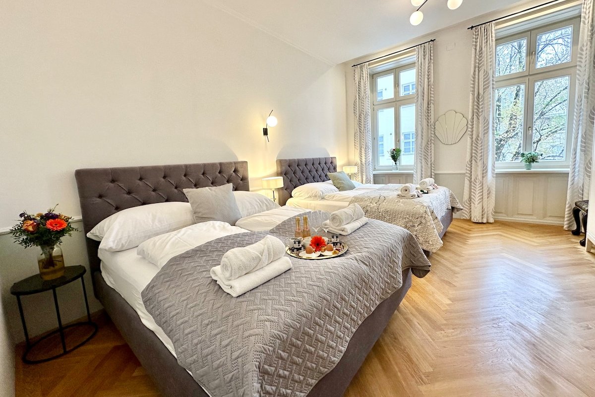 Historical Luxury 3- Bedroom- SUITE w/AC, Balcony gallery image 5