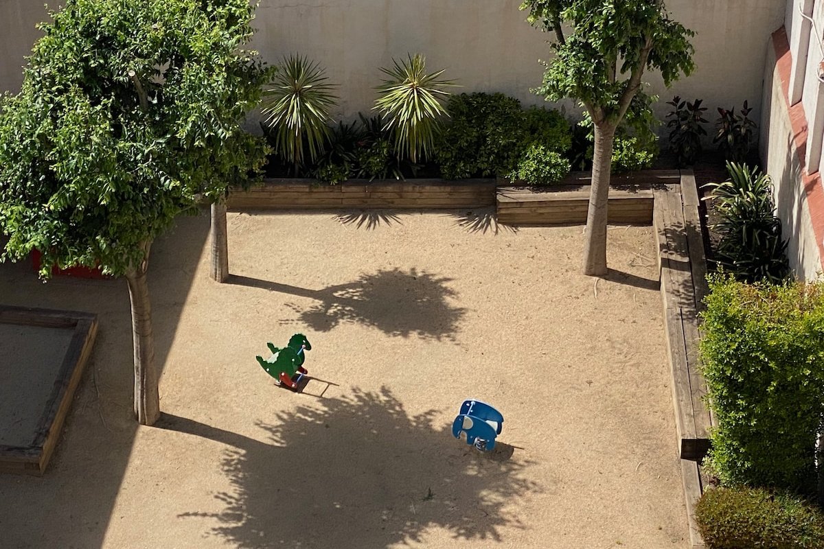 Luxury 3BR + Pool, A/C & Balconies – Center BCN gallery image 5