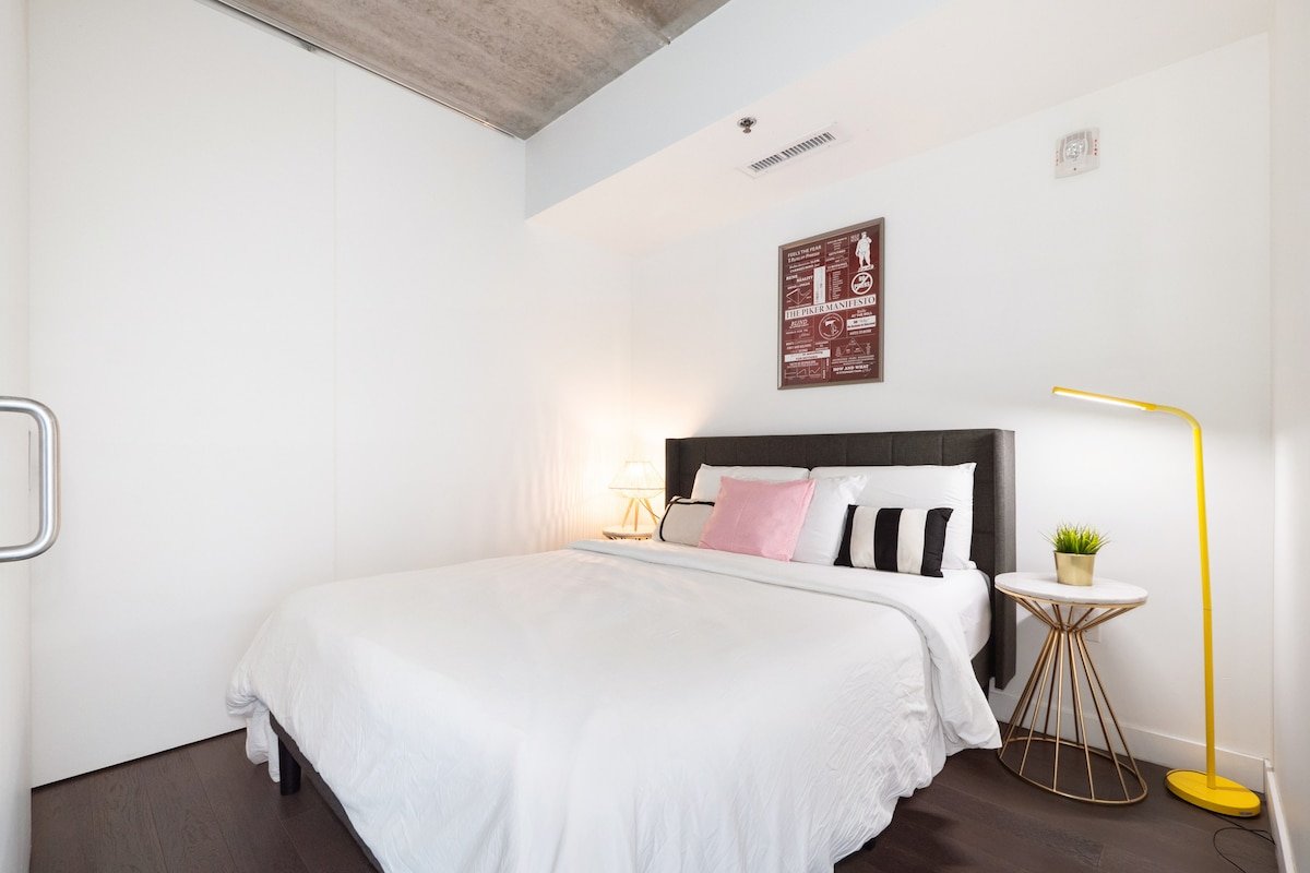 Elegant Downtown 2BR High-Rise gallery image 5