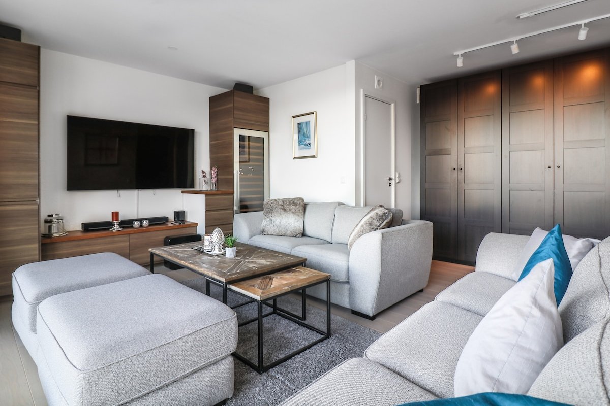 Luxury Living 3BR in CityCenter w/Waterfront View gallery image 5