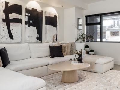Designer Luxe Home – Trendy Leslieville Gem!