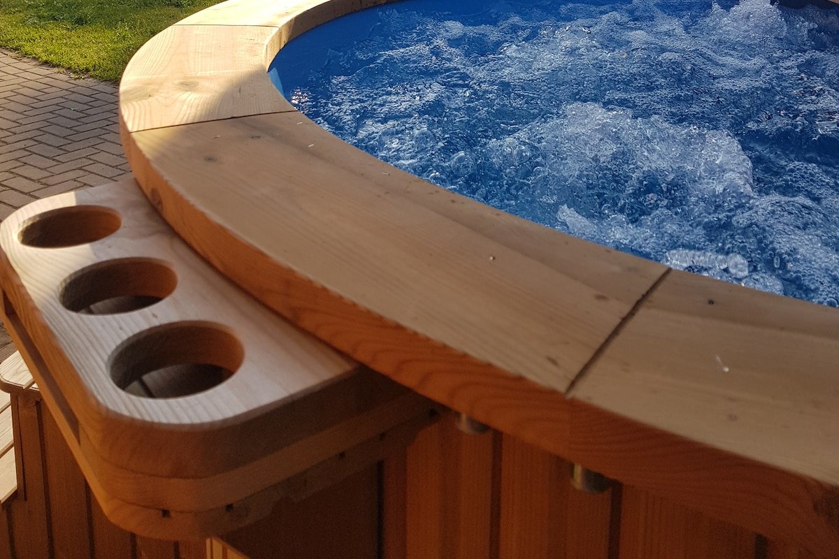 Family house with a hot tub, terrace & parking. gallery image 3