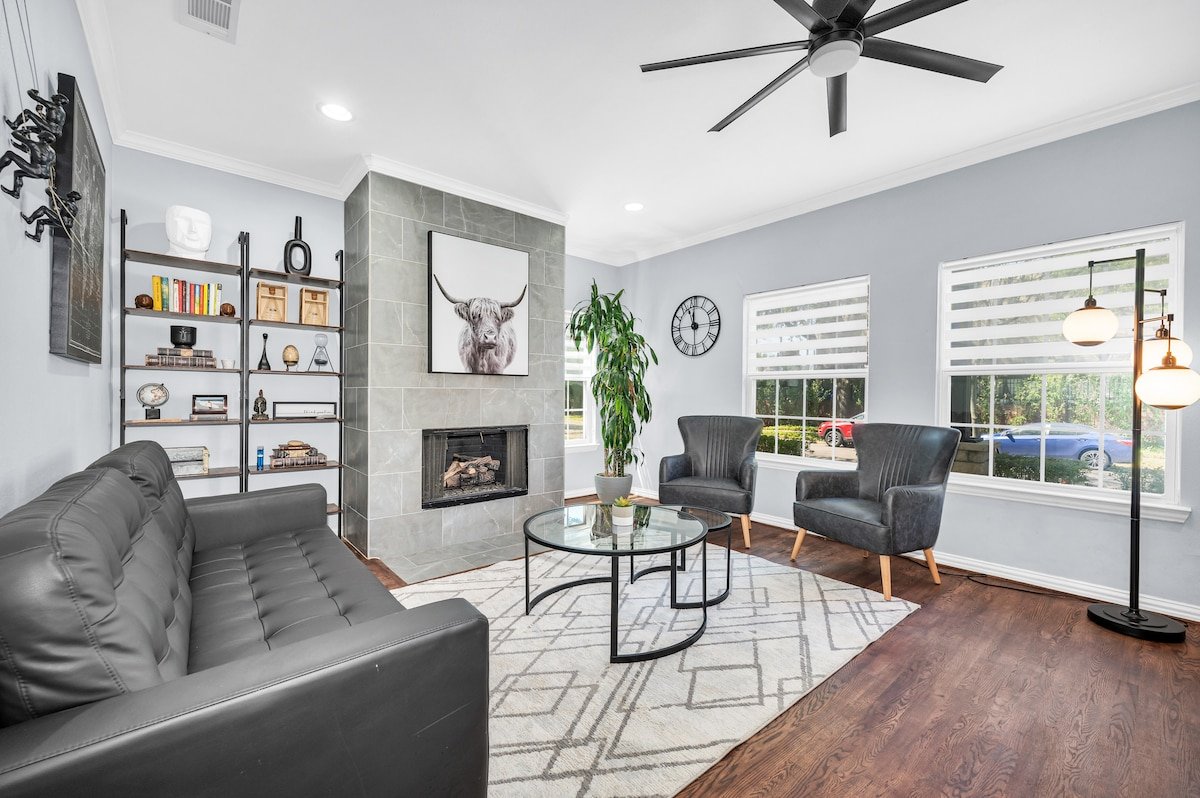 Highland Cottage – Central, Huge Yard + HOT TUB gallery image 4