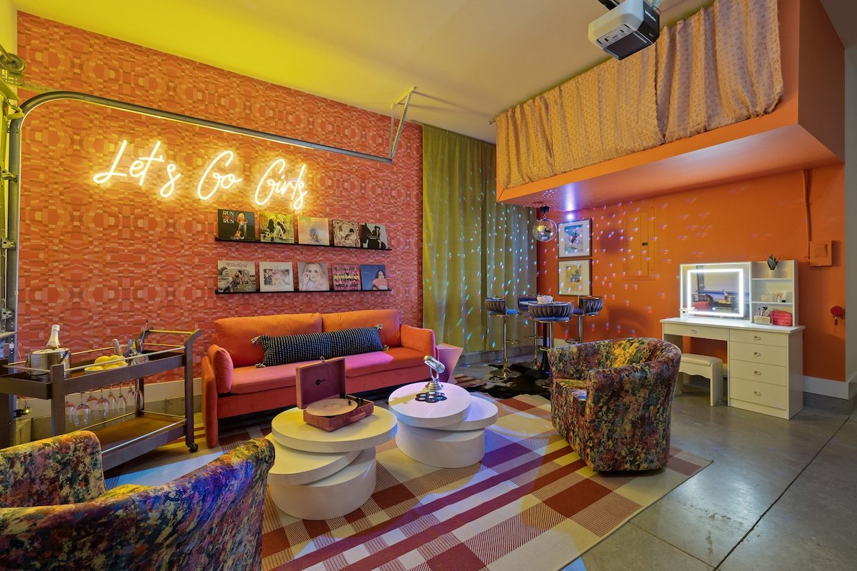 Girls Getaway | Rooftop + HotTub | Karaoke | 2King gallery image 2