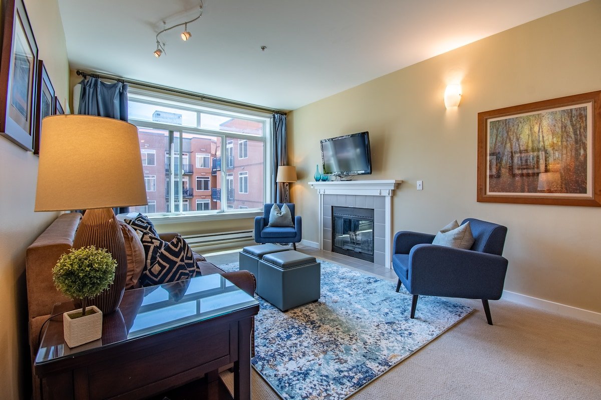 Brilliant 2 Bedroom 2 Bath Home in Seattle!⁶ gallery image 3