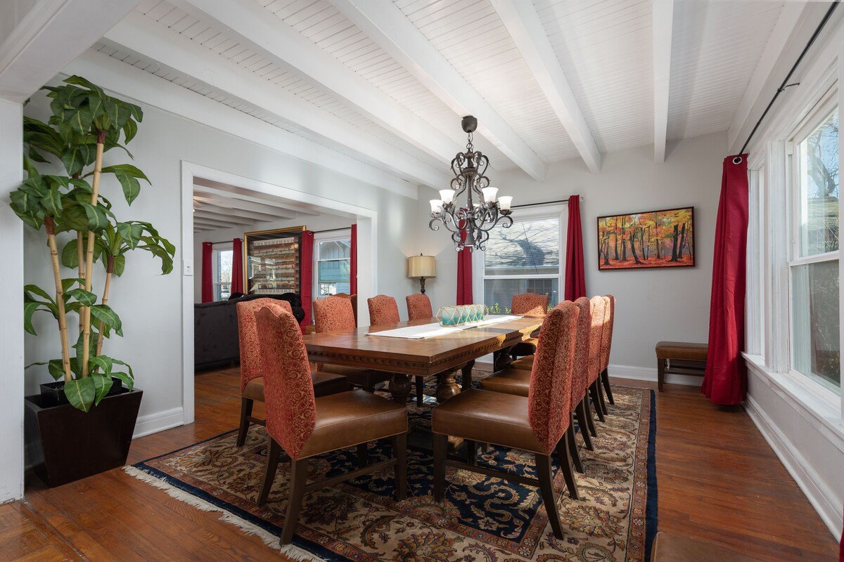 Grand Performance Home 3 min to Downtown Stockyard gallery image 3