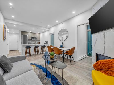 2 Bedroom 2 bath In Trendy Yaletown Pool Gym Park.