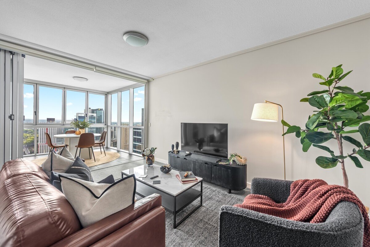 Top Floor! 2Bed/2Bath/1Car/Pool/Views ~ CBD gallery image 3