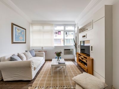 Bright apt. + excellent location in Leblon