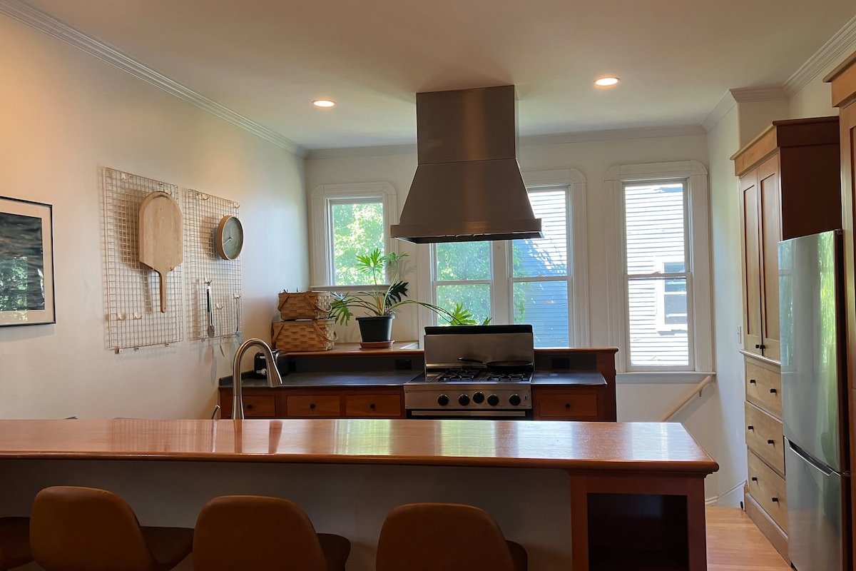 Walkable Cambridge Retreat gallery image 5