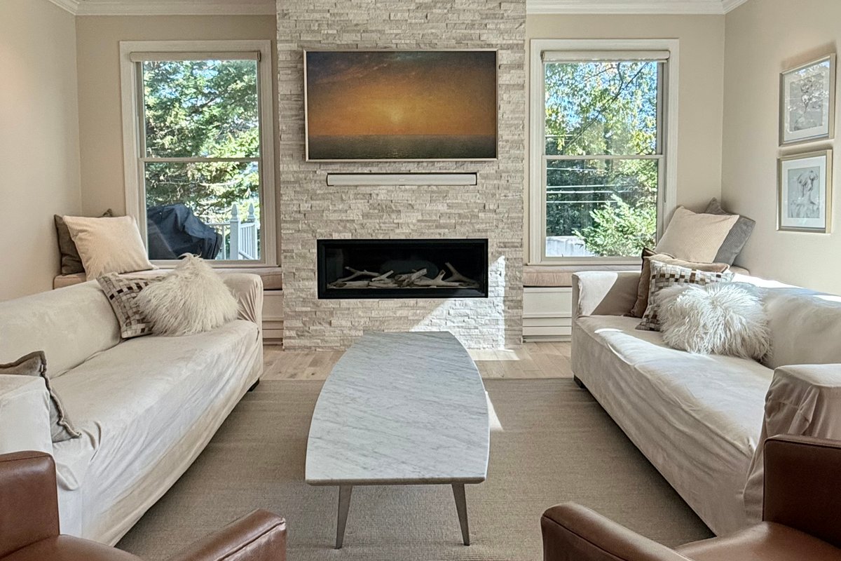 Modern, Chic Home, Walk to Shops with Parking