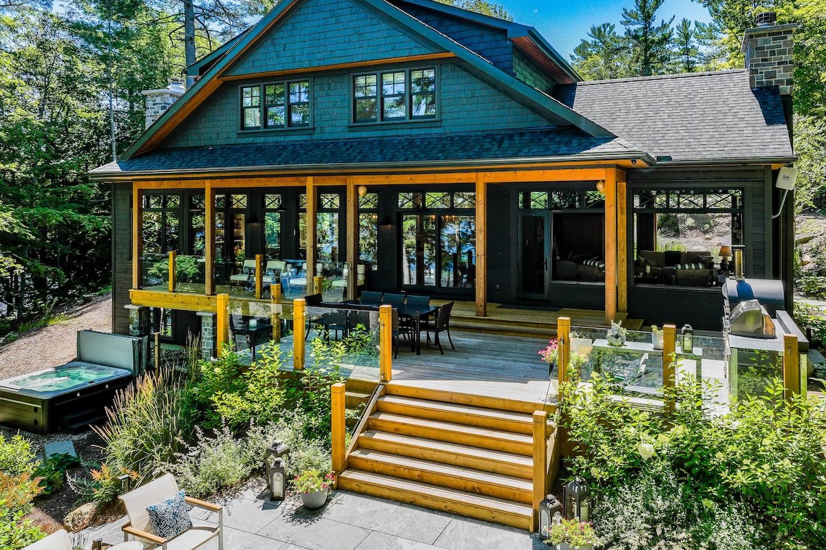 7 bed Oasis on Lake Muskoka! Boathouse + Bunkie!