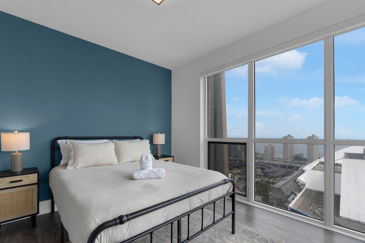 CN Tower View/MTCC + Parking/HotTub/Pool/Gym gallery image 5