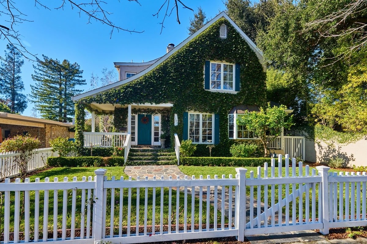 Welcome to our charming Tudor home gallery image 3