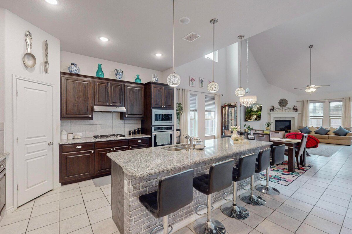 Luxurious 5-Bedroom Retreat with Great Amenities gallery image 2