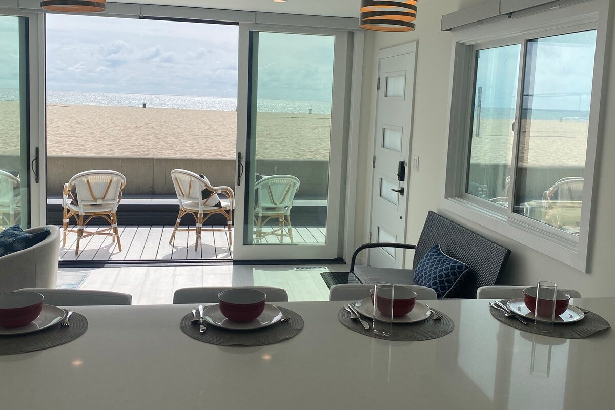 Beachfront Modern 2 Brdm/2 Bath on Strand gallery image 5