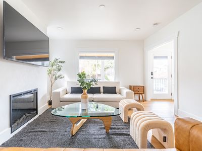 Stylish 7BR Retreat in Queen Anne | Sleeps 14