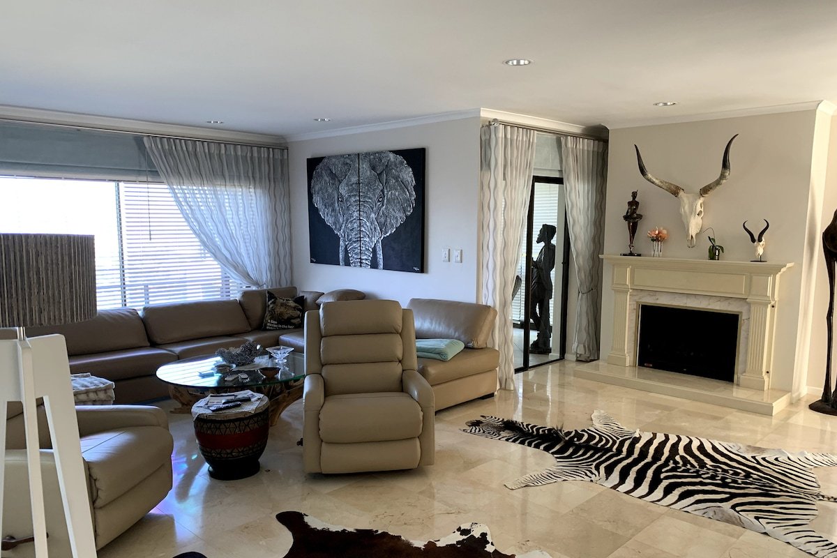 Big Villa with views, pool & Jacuzzi for up to 10 gallery image 2