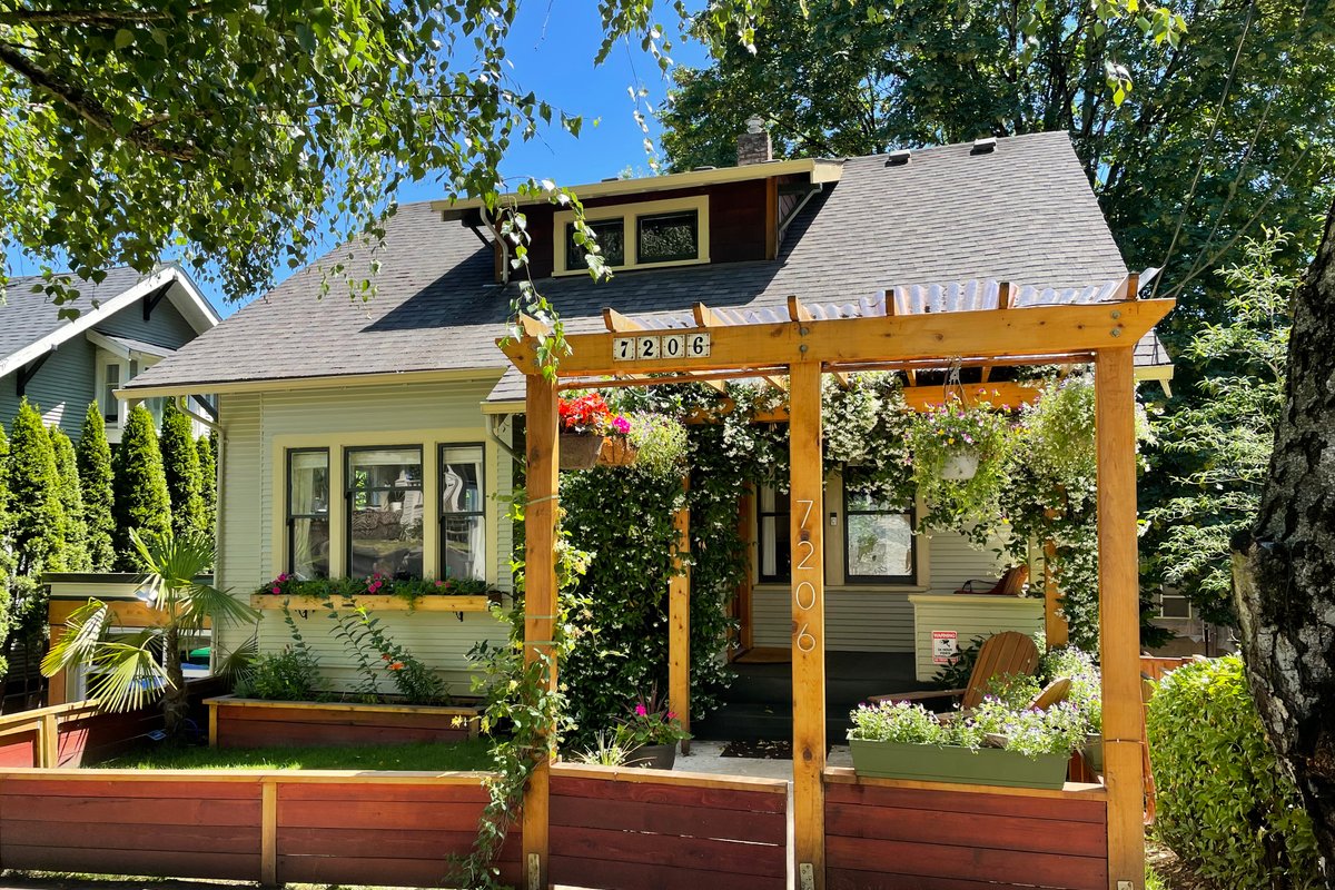 Gorgeous Bungalow with Hot Tub close to Downtown