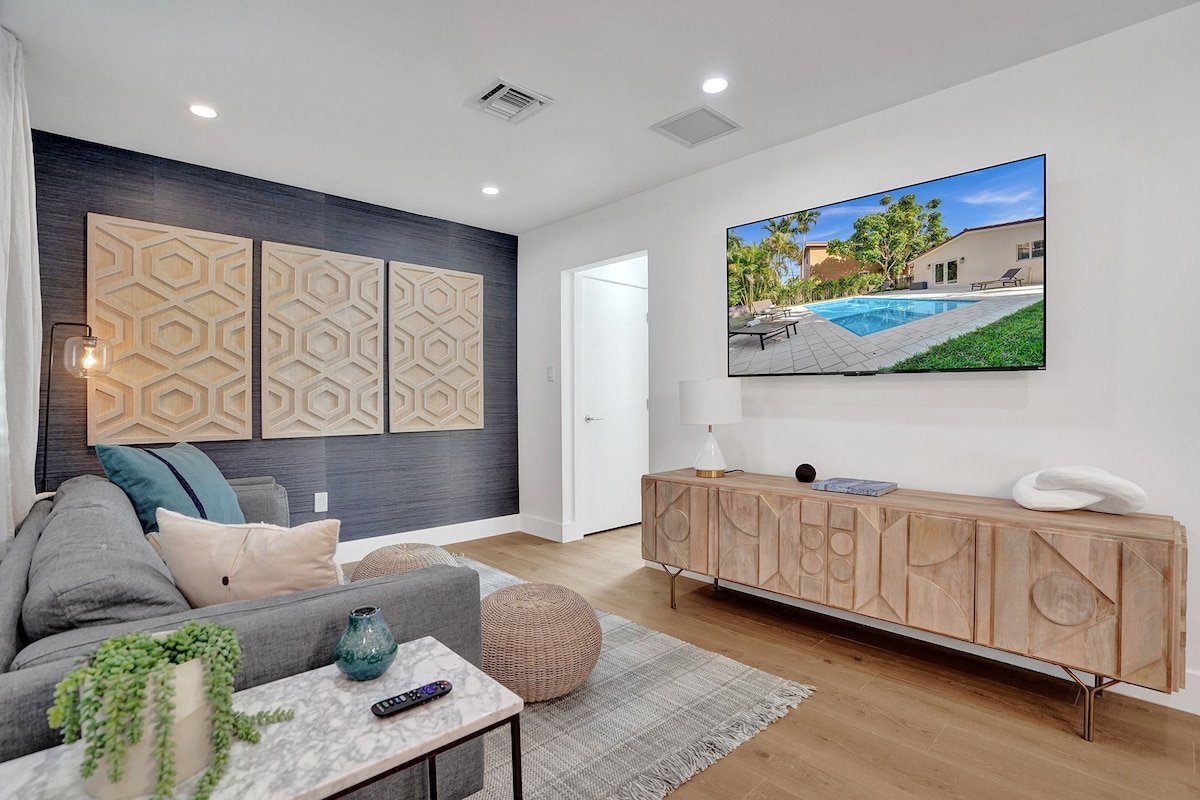 Extended family retreat-Tropical pool!<2 mi beach! gallery image 2