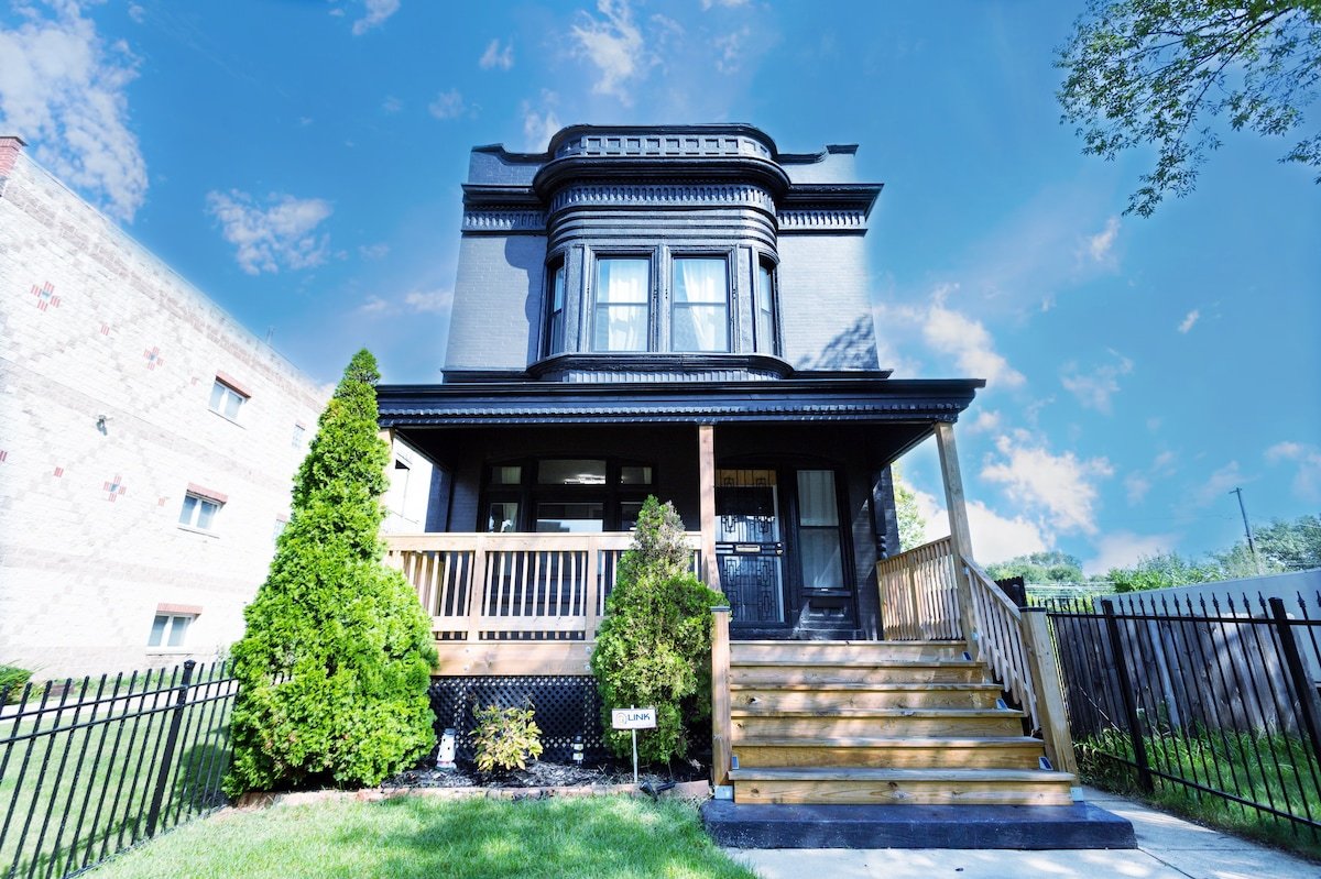 Villa Noir Chicago Victorian 7 min to downtown gallery image 2